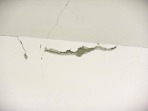 墻面開(kāi)裂、發(fā)霉怎么辦？